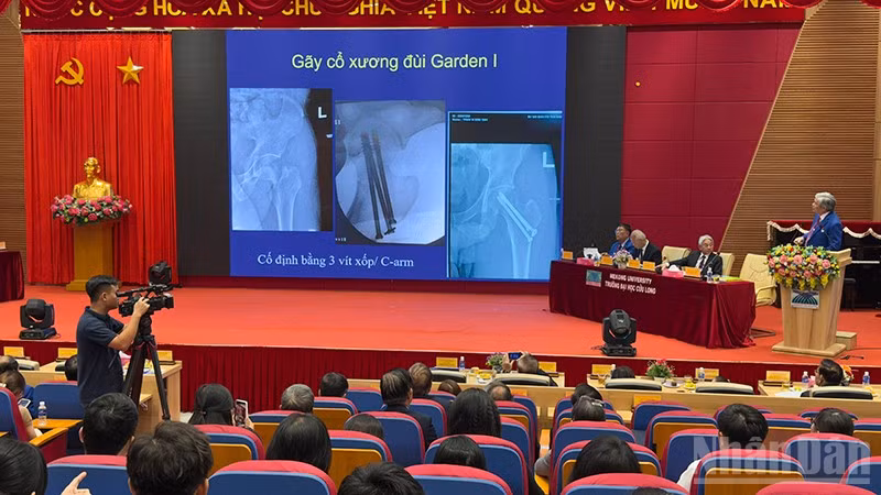 Đại biểu trình bày tham luận tại hội thảo. 