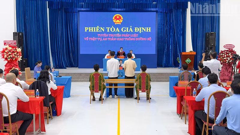 Phiên tòa giả định do các em sinh viên thực hiện. 