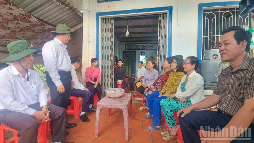Bí thư Tỉnh ủy Vĩnh Long Trần Văn Lâu chia sẻ khó khăn với người dân cồn Thanh Long.