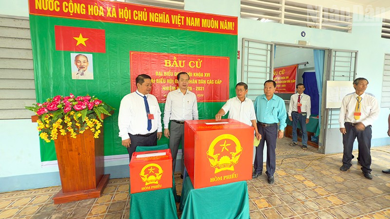 Chủ tịch Ủy ban nhân dân tỉnh Vĩnh Long chứng kiến cử tri tham gia bầu những lá phiếu đầu tiên. 