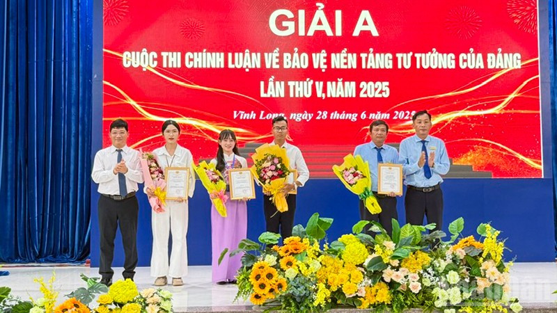 Ban tổ chức trao giải A cho các thí sinh. 