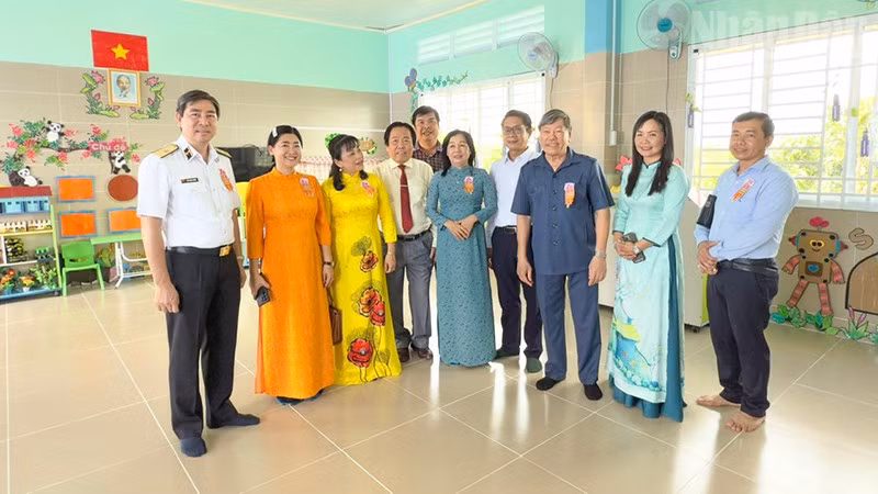 Đồng chí Trần Văn Rón cùng đại biểu tham quan ngôi trường Sao Mai. 