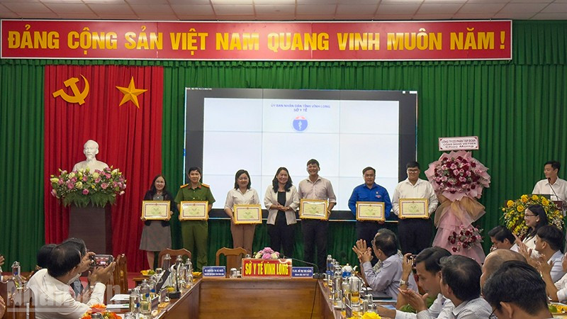 Lãnh đạo tỉnh Vĩnh Long trao Bằng khen cho tập thể và cá nhân có thành tích xuất sắc trong việc phối hợp triển khai bệnh án điện tử ngành y tế. 