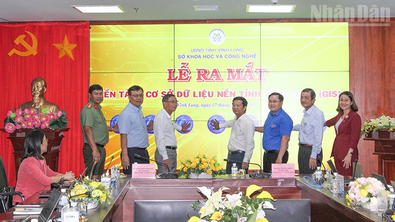 Lãnh đạo các sở, ban, ngành bấm nút ra mắt Nền tảng cơ sở dữ liệu nền GIS.