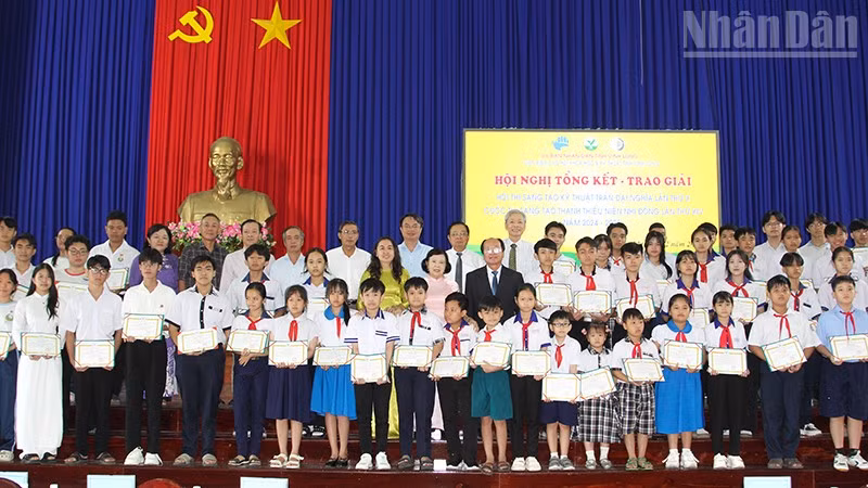 Trao giải cho các em đạt giải Cuộc thi sáng tạo thanh thiếu niên nhi đồng. 