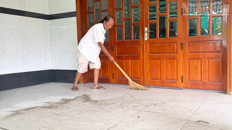 Ông Ngô Văn Trong với cảnh bụi bám đầy sàn nhà. 