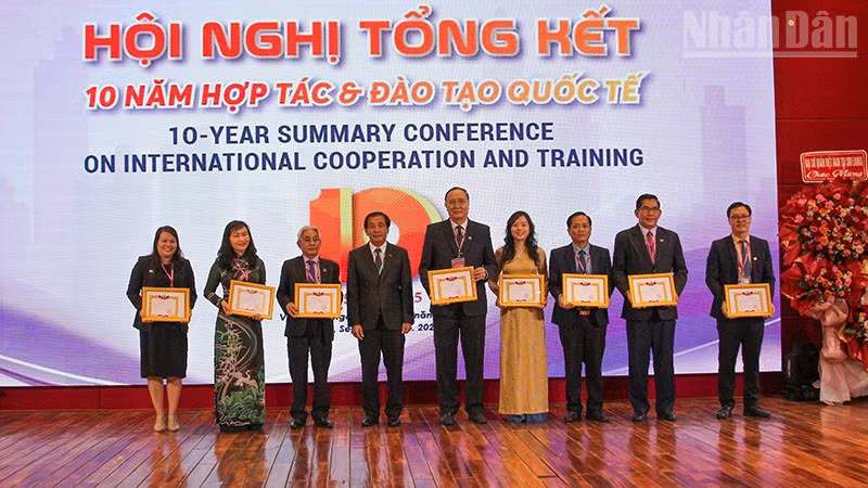 Bộ Giáo dục và Thể thao Lào tặng giấy khen cho 2 tập thể và 6 cá nhân có thành tích xuất sắc trong việc đào tạo nguồn nhân lực cho nước Cộng hòa dân chủ Nhân dân Lào.