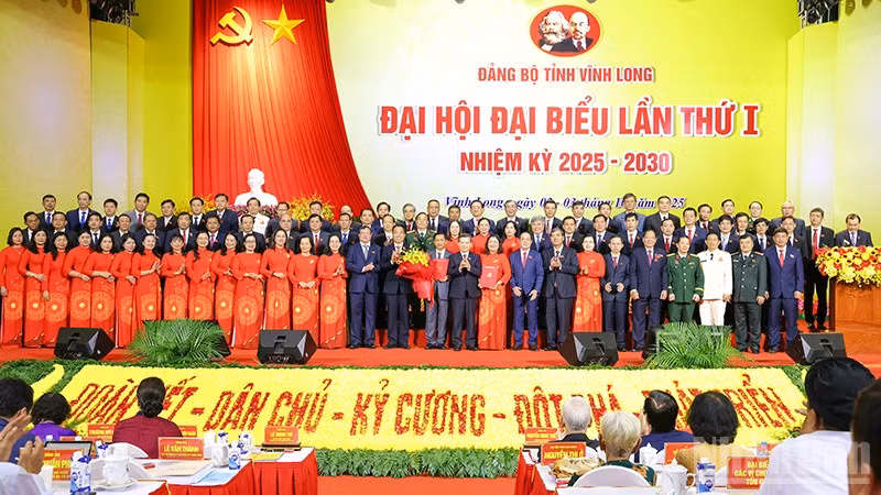 Ra mắt Ban Chấp hành Đảng bộ tỉnh Vĩnh Long lần thứ I, nhiệm kỳ 2025-2030. 