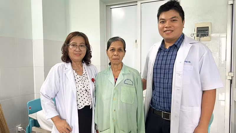 Bệnh nhân hồi phục sức khỏe tốt cùng các bác sĩ Khoa Ngoại tổng quát. 