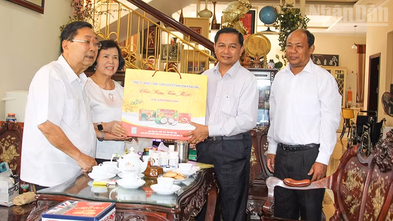 Đoàn lãnh đạo tỉnh Vĩnh Long thăm và chúc Tết gia đình nguyên Bí thư Tỉnh ủy Vĩnh Long Trương Văn Sáu. 