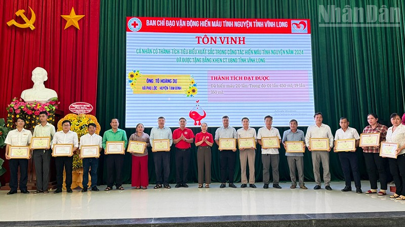 Tuyên dương những người hiến máu tình nguyện. 