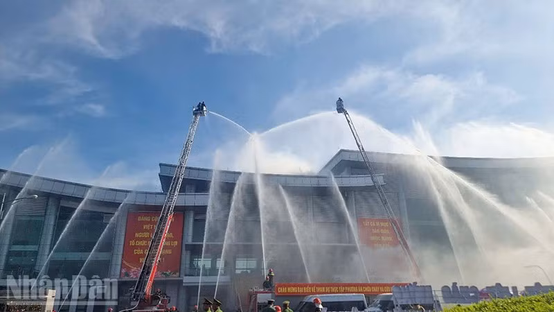 Hiện trường giả định lực lượng phòng cháy chữa cháy và cứu hộ cứu nạn đang tham gia chữa cháy tại Trung tâm hội nghị tỉnh Vĩnh Long. 