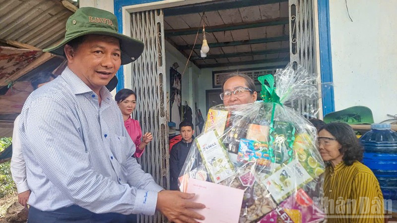 Bí thư Tỉnh ủy Vĩnh Long Trần Văn Lâu trao quà cho người dân vùng sạt lở cồn Thanh Long.