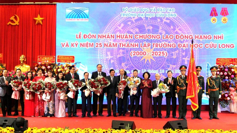 Lãnh đạo Trường đại học Cửu Long đón nhận Huân chương lao động hạng Nhì. 