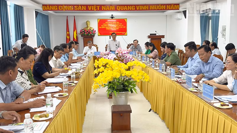 Bí thư Tỉnh ủy Vĩnh Long Trần Văn Lâu phát biểu tại buổi kiểm tra. 