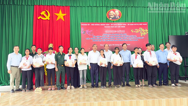 Trao quà Tết cho các em là con nuôi Đồn Biên phòng tỉnh Vĩnh Long.