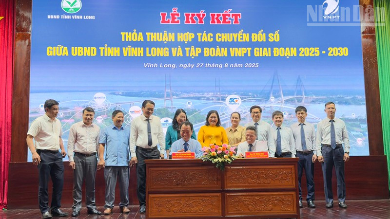 Lễ ký kết thỏa thuận hợp tác về chuyển đổi số giữa UBND tỉnh Vĩnh Long với Tập đoàn Bưu chính viễn thông Việt Nam.