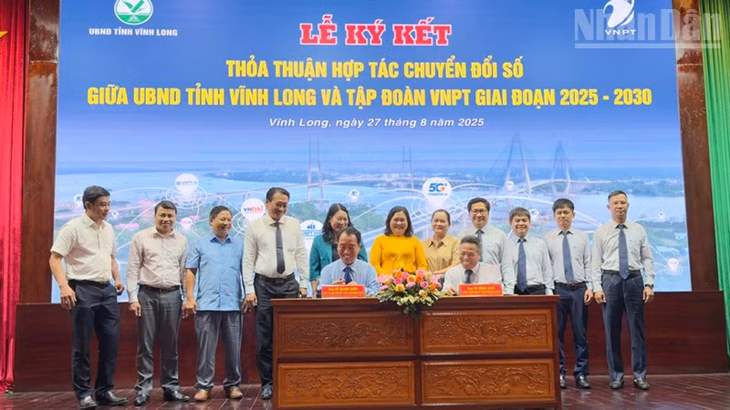 Lễ ký kết thỏa thuận hợp tác về chuyển đổi số giữa UBND tỉnh Vĩnh Long với Tập đoàn Bưu chính viễn thông Việt Nam.