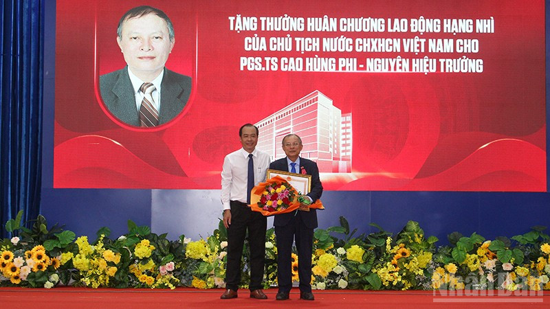 Thừa ủy quyền trao tặng Huân chương Lao động hạng Nhì của Chủ tịch nước cho Phó Giáo sư, Tiến sĩ Cao Hùng Phi, nguyên Bí thư Đảng ủy, nguyên Hiệu trưởng trường. 