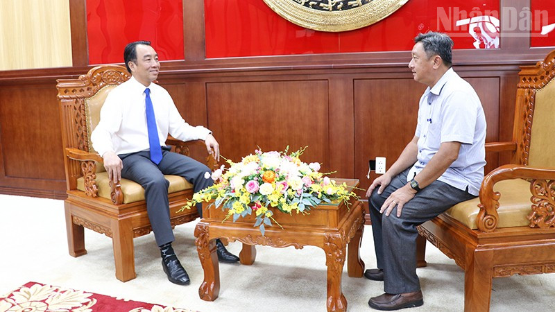 Phóng viên Báo Nhân Dân trao đổi với Chủ tịch Ủy ban nhân dân tỉnh Vĩnh Long Lữ Quang Ngời sáng ngày 29/6.