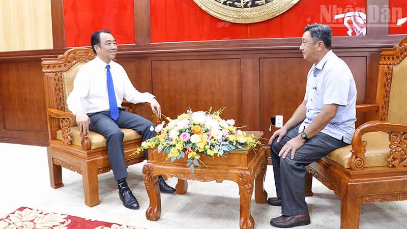 Phóng viên Báo Nhân Dân trao đổi với Chủ tịch Ủy ban nhân dân tỉnh Vĩnh Long Lữ Quang Ngời sáng ngày 29/6.