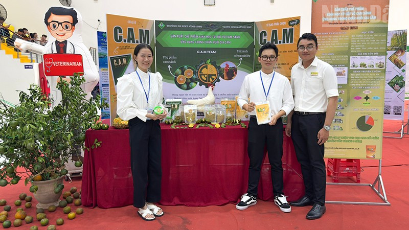 Dự án khởi nghiệp của sinh viên được trưng bày. 