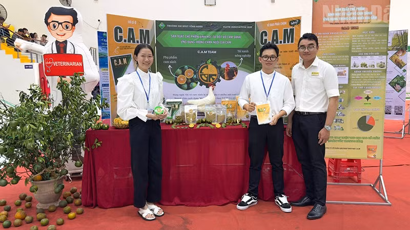 Dự án khởi nghiệp của sinh viên được trưng bày. 