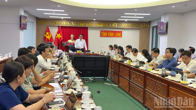 Lãnh đạo tỉnh Vĩnh Long phát biểu tại hội nghị. 