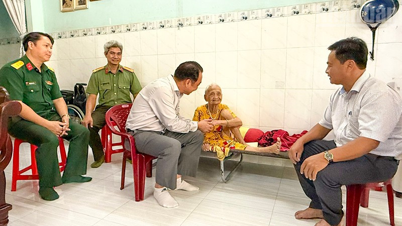 Đồng chí Lữ Quang Ngời cùng đoàn công tác đến thăm và tặng quà gia đình Mẹ Việt Nam Anh hùng Mai Thị Đém, ngụ phường Phước Hậu, tỉnh Vĩnh Long. 