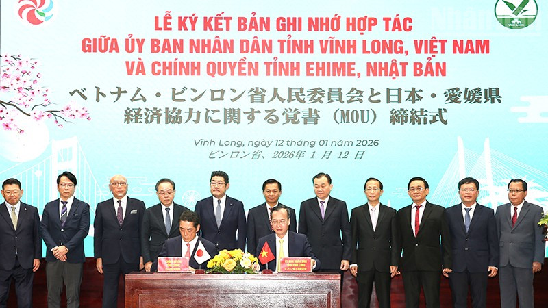 Lãnh đạo hai tỉnh tiến hành ký kết Bản ghi nhớ hợp tác. 