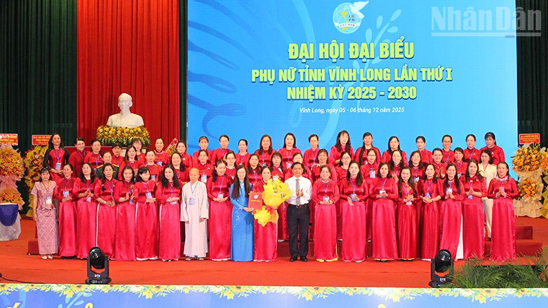 Bí thư Tỉnh ủy Vĩnh Long Trần Văn Lâu tặng hoa chúc mừng Ban chấp hành mới. 