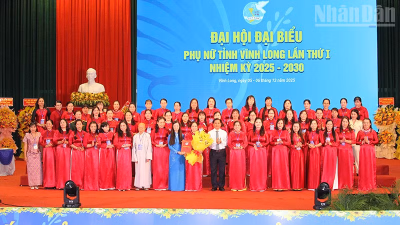 Bí thư Tỉnh ủy Vĩnh Long Trần Văn Lâu tặng hoa chúc mừng Ban chấp hành mới. 