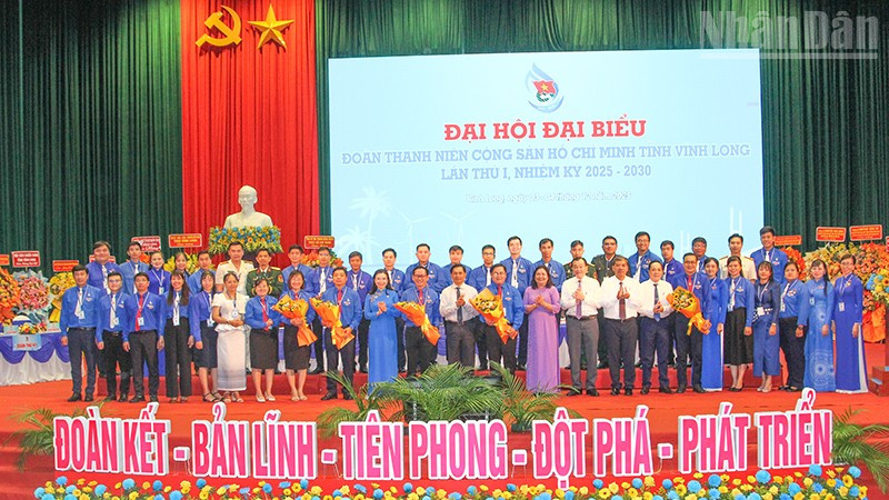 Lãnh đạo tỉnh Vĩnh Long chúc mừng Ban Chấp hành mới nhiệm kỳ 2025-2030. 