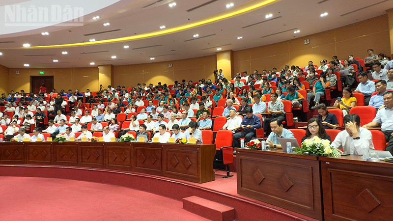 Đại biểu tham dự hội thảo. 