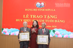 Đồng chí Võ Thị Ánh Xuân, Bí thư Trung ương Đảng, Phó Chủ tịch nước thay mặt lãnh đạo Đảng, Nhà nước trao Huy hiệu 80 năm tuổi Đảng tặng 2 đảng viên lão thành thuộc Đảng bộ tỉnh Sơn La. (Ảnh: QUỐC TUẤN)
