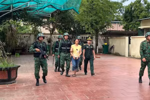 Lực lượng chức năng áp giải các đối tượng phạm tội mua bán người qua biên giới.