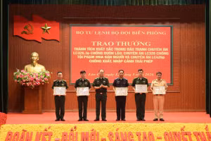 Trung tướng Nguyễn Anh Tuấn, Chính ủy Bộ đội Biên phòng trao thưởng cho các tập thể, cá nhân có thành tích xuất sắc.