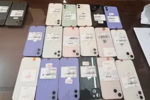 Tang vật gồm 28 chiếc điện thoại iPhone đã qua sử dụng.