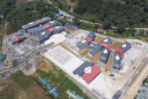 Trường phổ thông nội trú tiểu học và trung học cơ sở Mường Khương đang dần hoàn thiện những hạng mục cuối. (Ảnh: CÔNG HẢI)