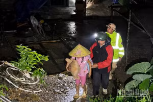Lực lượng Công an hỗ trợ người dân thôn Páo Tủng, xã Mường Khương di dời khỏi khu vực có nguy cơ sạt lở.