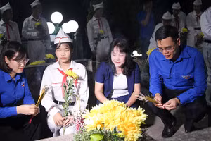 Các đại biểu thắp nến tri ân các Anh hùng liệt sĩ.