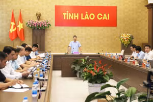Đồng chí Ngô Hạnh Phúc, Phó Chủ tịch Thường trực Ủy ban nhân dân tỉnh Lào Cai phát biểu tại hội nghị.