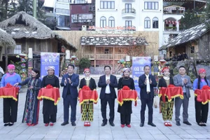 Các đại biểu cắt băng khai mạc không gian văn hóa “Sa Pa tinh hoa hội tụ”.