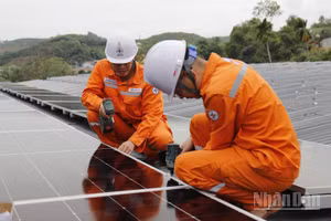 Hệ thống điện mặt trời mái nhà được lắp đặt tại Công ty Điện lực Lào Cai góp phần tiết kiệm chi phí và nâng cao hiệu quả sử dụng năng lượng. (Ảnh: Công ty Điện lực Lào Cai)