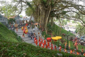 Đoàn rước lễ lên khu vực chính của Đền Thượng.