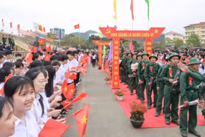 Các tân binh Lào Cai phấn khởi lên đường nhập ngũ.