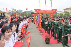 Các tân binh Lào Cai phấn khởi lên đường nhập ngũ.