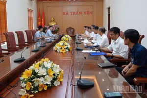 Lãnh đạo Công ty Điện lực Lào Cai và xã Trấn Yên thống nhất phương án triển khai thực hiện các dự án điện trên địa bàn.
