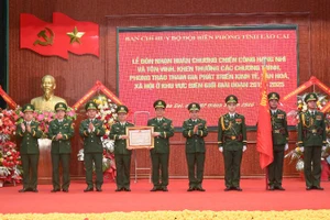 Thiếu tướng Nguyễn Văn Thiện, Phó Tư lệnh Bộ đội Biên phòng thừa ủy quyền của Chủ tịch nước trao tặng Huân chương Chiến công hạng Nhì cho Ban Chỉ huy Bộ đội Biên phòng tỉnh Lào Cai.