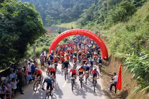 Gần 200 vận động viên tham gia giải đua xe đạp địa hình “MTB-Bản hùng ca biên cương”.